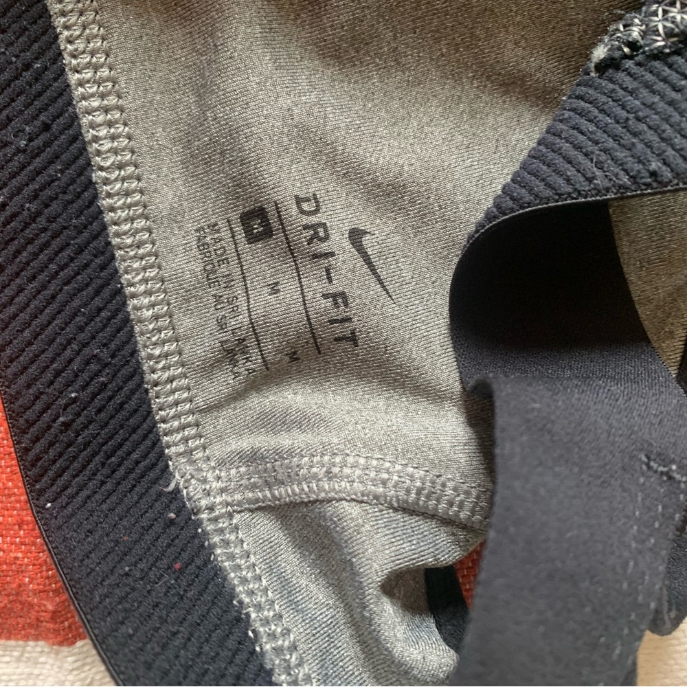 Nike Dri-fit high neck sports bra - Picture 3 of 3